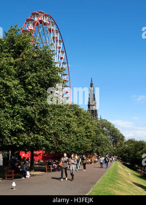 Riesenrad und Scott Monument im schottischen Edinburgh Midlothian West Princes Street Gardens Stockfoto