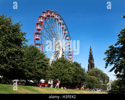 Riesenrad und Scott Monument im schottischen Edinburgh Midlothian West Princes Street Gardens Stockfoto