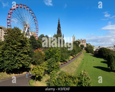 Riesenrad und Scott Monument im schottischen Edinburgh Midlothian West Princes Street Gardens Stockfoto