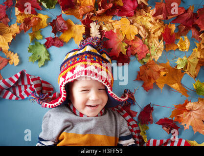 zwei Jahre alter Junge träumt im Herbst Stockfoto