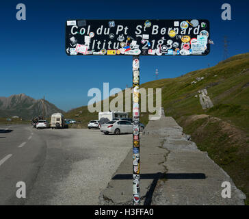 Frankreich, Italien, Col du Petit Saint Bernard Pass (wenig St Bernard, Piccolo San Bernardo), Gipfel Schild mit Aufkleber Stockfoto