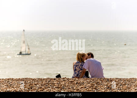 Ein junges Paar küssen am Strand von Brighton Stockfoto