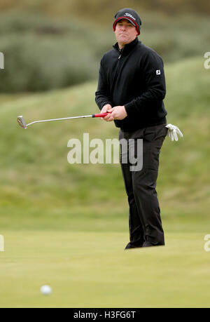 Shane Warne am 13. Tag zwei der Alfred Dunhill Links Championship in Carnoustie Golf Links grün. Stockfoto