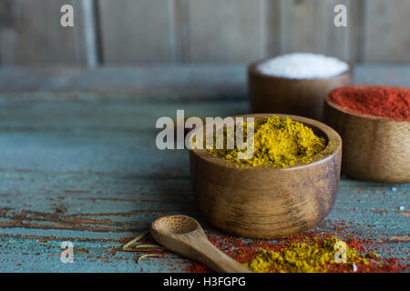 Gewürze. Kräuter. Curry, Salz, Pfeffer Safran, Kurkuma, Tandori Masala und andere auf einem hölzernen rustikalen Hintergrund. Große Sammlung von Stockfoto