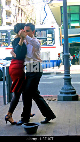 ein paar tanzen Tango in Straße Montevideo Uruguay Stockfoto
