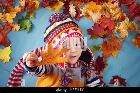 zwei Jahre alter Junge träumt im Herbst Stockfoto