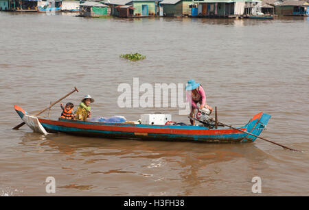 Mutter mit zwei Kindern in einem Boot auf dem Tonle Sap Fluss, Kambodscha.   Reisen Sie----Phnom Penh - Kambodscha - 9 Feb Stockfoto