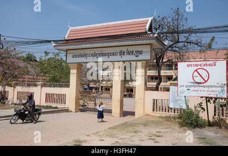 Vater ließ seine junge Tochter in der Schule in Siem Reap, Kambodscha. Stockfoto