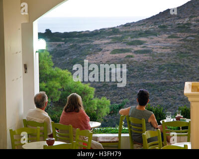 Genießen Sie einen Drink und die Aussicht in das Dorf von Hora auf der griechischen Insel Kythira Stockfoto