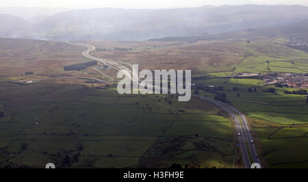 Luftbild von der M6 Autobahn Richtung Süden durch den Pennines in Richtung Lancashire, UK Stockfoto