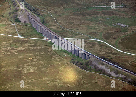 Luftaufnahme des Ribblehead-Viadukt für Züge, eine Eisenbahnbrücke in der Yorkshire Dales National Park, UK Stockfoto