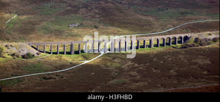Luftaufnahme des Ribblehead-Viadukt für Züge, eine Eisenbahnbrücke in der Yorkshire Dales National Park, UK Stockfoto