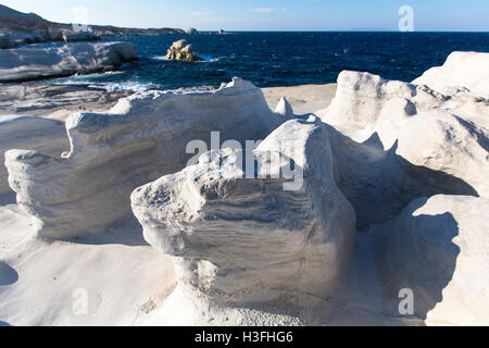 Mondlandschaft - mineralische Formationen auf der Küste von Milos-Insel in der Ägäis, Griechenland. Stockfoto