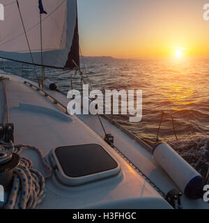 Schöner Sonnenuntergang auf einem Boot auf dem offenen Meer. Luxus Segelyacht. Stockfoto