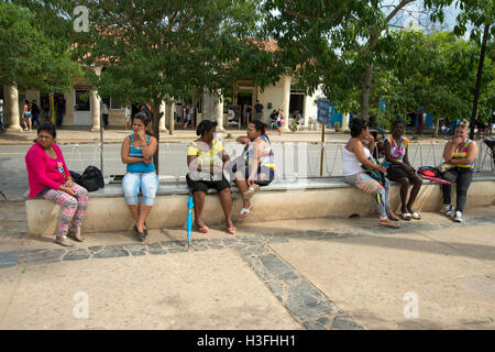 Kubanische Frau sitzen im Schatten warten auf den Bus in Vinales Stadtzentrum Pinar del Rio Kuba ankommen Stockfoto