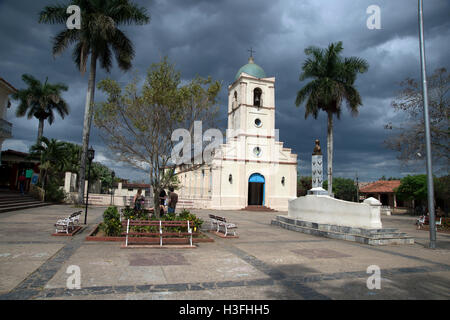 Die Kirche in Vinales Stadt gegen eine Geschichte schwarzen Himmel Provinz Pinar del Rio Stockfoto