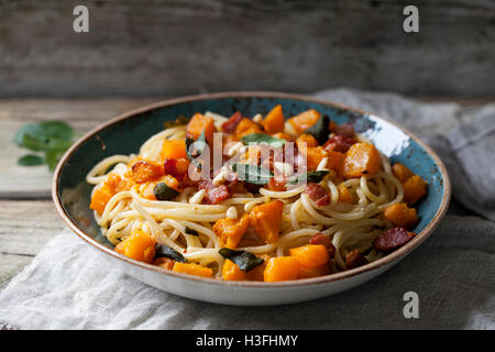 Spaghetti mit gebratenem Butternut-Kürbis und Salbei Stockfoto