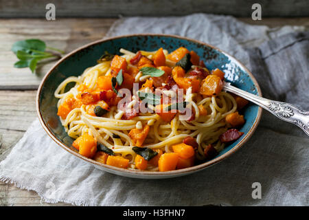 Spaghetti mit gebratenem Butternut-Kürbis und Salbei Stockfoto