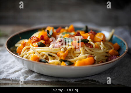 Spaghetti mit gebratenem Butternut-Kürbis und Salbei Stockfoto