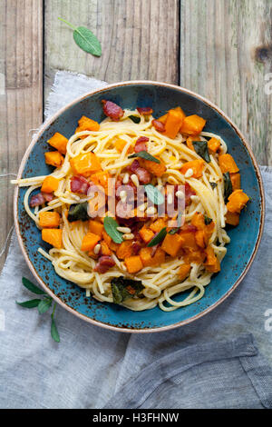 Spaghetti mit gebratenem Butternut-Kürbis und Salbei Stockfoto