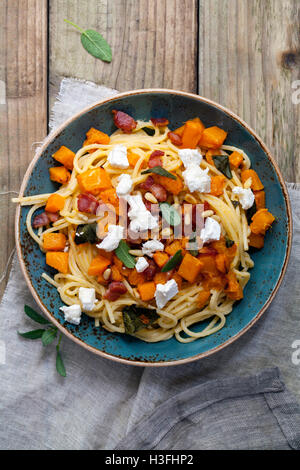 Spaghetti mit gebratenem Butternut-Kürbis, Speck-Ziegenkäse und Salbei Stockfoto