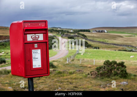 Traditionellen roten Briefkasten von der Royal Mail in trostlose Landschaft Coigach, Ross und Cromarty, Schottisches Hochland, Schottland Stockfoto