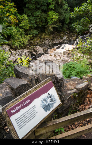 Informationstafel an soldatische Sprung, historischen Ort entlang der River Garry am Pass von Killiecrankie, Schottland, Großbritannien Stockfoto