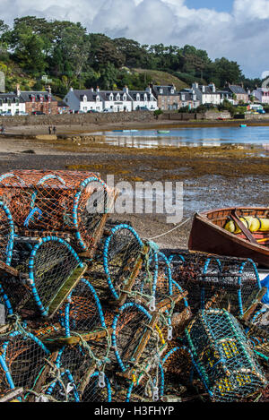 Gestapelte Hummer Gatter / fallen am Kai in Plockton Hafen, Schottisches Hochland, Schottland, Großbritannien Stockfoto