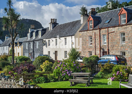 Häuser und Hotels des Dorfes Plockton entlang Loch Carron in Wester Ross, Schottisches Hochland, Schottland, UK Stockfoto