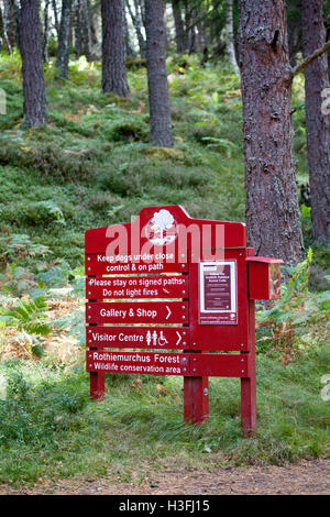 Rothiemurchus Estate Schild an der Loch um Loch ein Eilein und die rothiemurchus Wald, Rothiemurchus, Schottland, Großbritannien Stockfoto