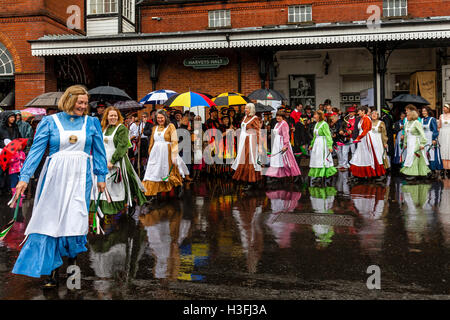 Die Knoten des Mai weibliche Morris Dancers erklingt in der "Tanz In der alten" Event Held jährlich In Lewes, Sussex, Großbritannien Stockfoto