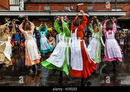 Die Knoten des Mai weibliche Morris Dancers erklingt in der "Tanz In der alten" Event Held jährlich In Lewes, Sussex, Großbritannien Stockfoto