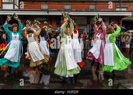 Die Knoten des Mai weibliche Morris Dancers erklingt in der "Tanz In der alten" Event Held jährlich In Lewes, Sussex, Großbritannien Stockfoto