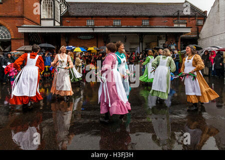 Die Knoten des Mai weibliche Morris Dancers erklingt in der "Tanz In der alten" Event Held jährlich In Lewes, Sussex, Großbritannien Stockfoto