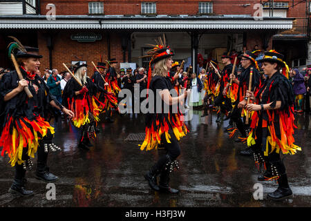 Schwarzpulver Morris Tänzer bei der "Tanz In der alten" Event Held im Hof des Harveys Brauerei, Lewes, Sussex, UK Stockfoto