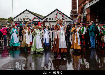 Die Knoten des Mai weibliche Morris Tänzerinnen im Rahmen der Veranstaltung "Tanz In der alten" statt bei Harveys Brauerei, Lewes, Sussex, UK Stockfoto