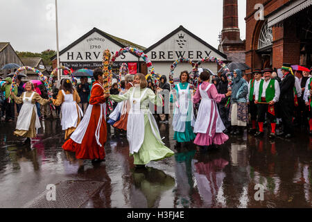 Die Knoten des Mai weibliche Morris Tänzerinnen im Rahmen der Veranstaltung "Tanz In der alten" statt bei Harveys Brauerei, Lewes, Sussex, UK Stockfoto