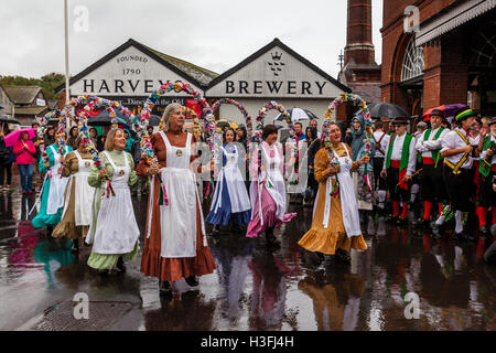 Die Knoten des Mai weibliche Morris Tänzerinnen im Rahmen der Veranstaltung "Tanz In der alten" statt bei Harveys Brauerei, Lewes, Sussex, UK Stockfoto