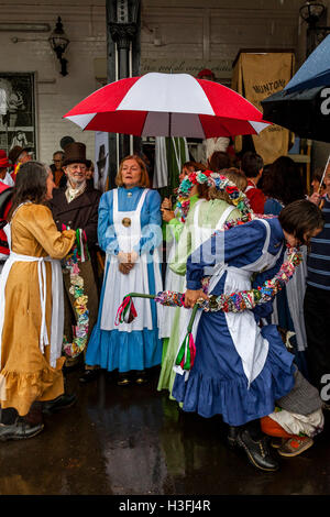 Ein Kind versteckt sich unter dem Kleid eine Morris-Tänzerin bei der "Tanz In der alten" Veranstaltung, Harveys Brauerei, Lewes, Sussex, UK Stockfoto