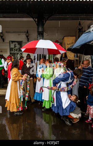 Ein Kind versteckt sich unter dem Kleid eine Morris-Tänzerin bei der "Tanz In der alten" Veranstaltung, Harveys Brauerei, Lewes, Sussex, UK Stockfoto