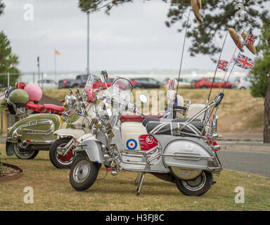 Lambretta und Vespa Roller zu einem 60er Jahre Oldtimer-Rallye. Stockfoto