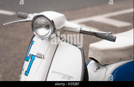 Scheinwerfer und Lenker auf ein Lambretta Scooter-Detail Stockfoto