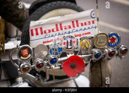 Abzeichen auf Vespa-Roller bei einem 60er Jahre Oldtimer-Rallye. Stockfoto