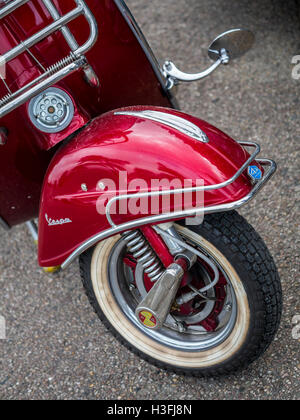 Vorderrad eines Vespa-Roller Stockfoto