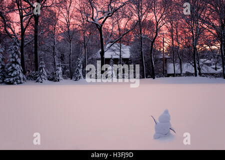 Foto-einen Schneemann, Blick in den Sonnenuntergang nach einem Schneesturm in Milton, Massachusetts. Stockfoto