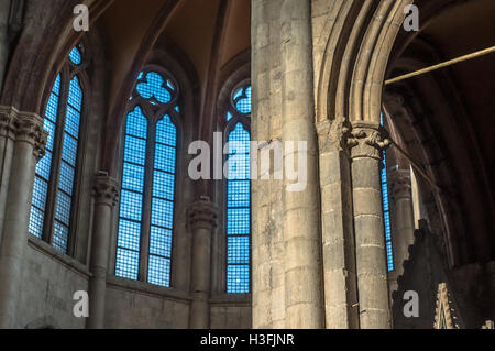 San Lorenzo Maggiore, Naples. Detail: ambulant, gotische biform Fenster mit Kleeblatt. Der Chor wurde im Stil der französischen Gotik errichtet. Stockfoto