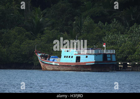 Alte Boot repariert auf den Mentawai-Inseln Stockfoto
