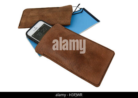 Handgemacht, braun mobile Lederetui und Brillenetui mit Brille mit einem blauen Scheckbuch. Isoliert auf einem weißen Hintergrund. Stockfoto