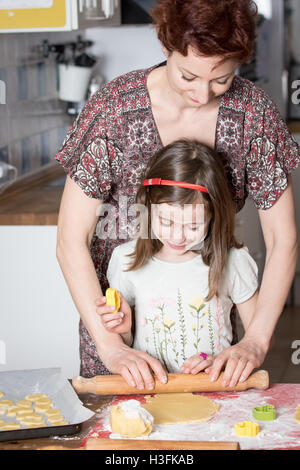 Mutter und Tochter genießen gemeinsam Kekse backen Stockfoto