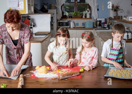 Kinder helfen ihrer Mutter in der Küche Backen Stockfoto